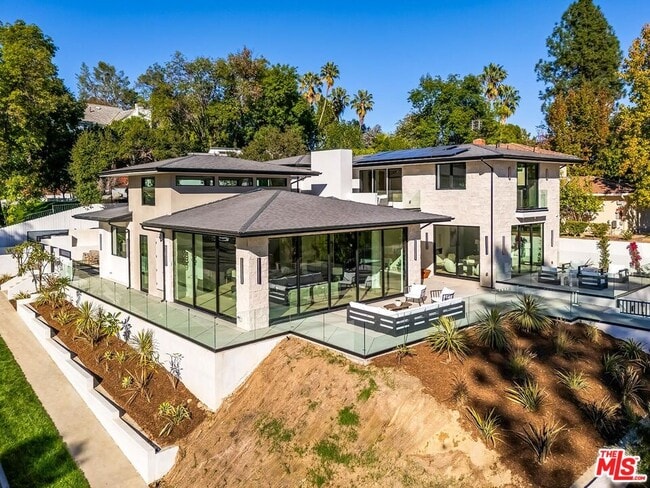 Building Photo - 16879 Mooncrest Dr