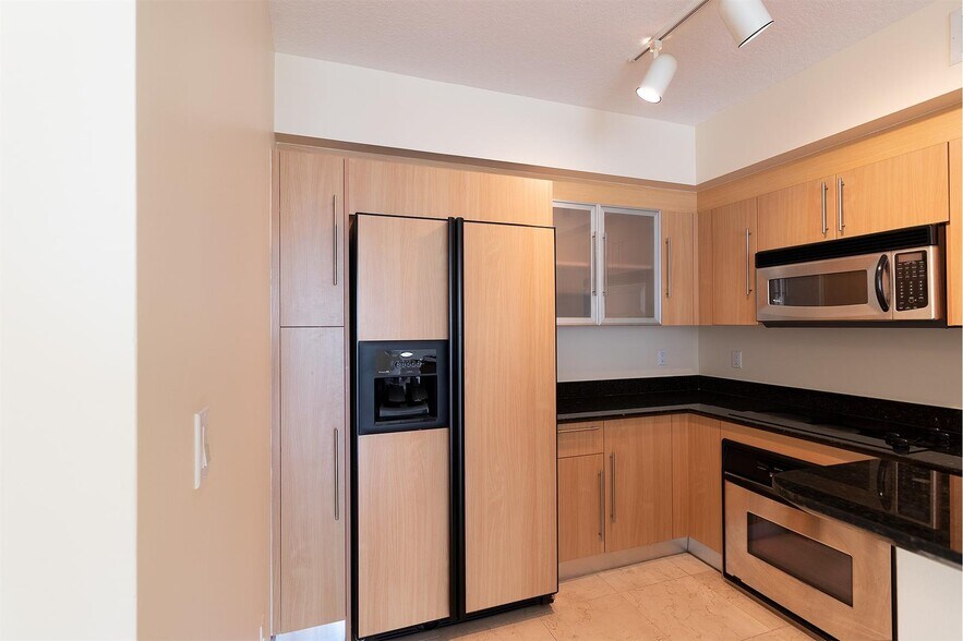 Building Photo - 335 S Biscayne Blvd