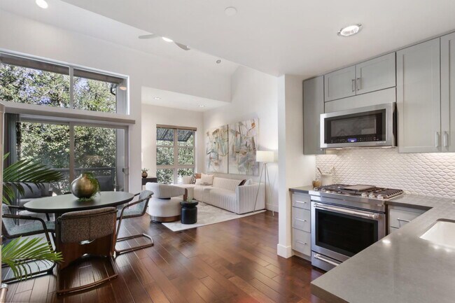 Building Photo - Gorgeous townhouse