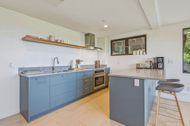 Building Photo - Beautifully Remodeled 4BR + Office Mill Valley Home — Furnished, Private 3/4-Acre Setting, Walk t...