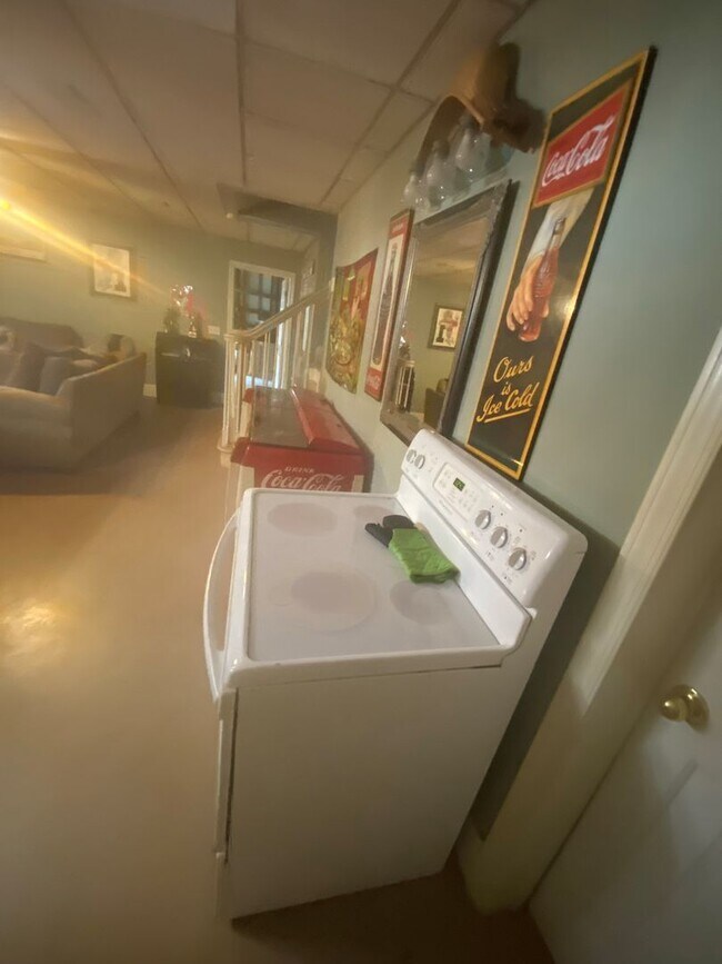 Building Photo - Suite A Main Level