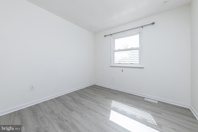 Building Photo - 1445 Boxwood Dr