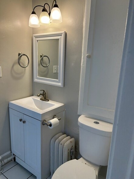 Building Photo - 2752 N Bartlett Ave