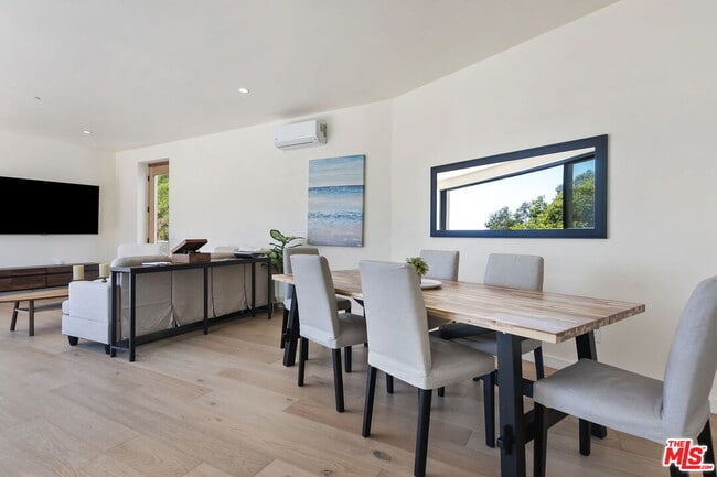 Building Photo - 3843 Rambla Pacifico St