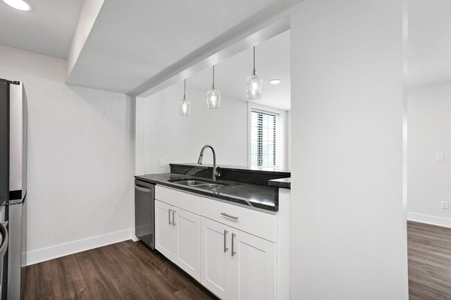 Building Photo - 220 W Dixie Ave