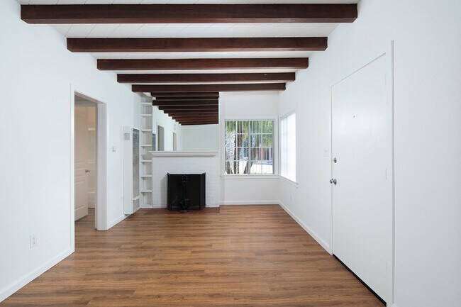 Primary Photo - 1 Bed/1 Bath Charming Cottage Style Apartm...