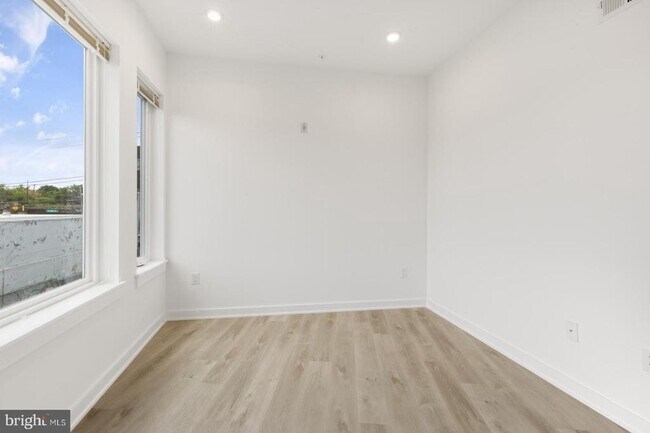 Building Photo - 2046 E Lehigh Ave