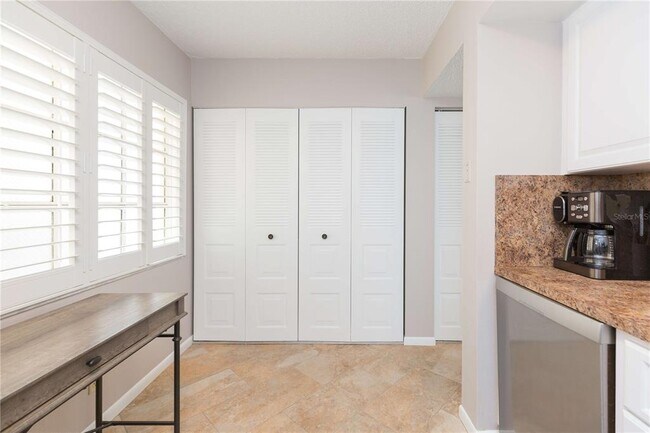 Building Photo - 5729 Del Sol Blvd