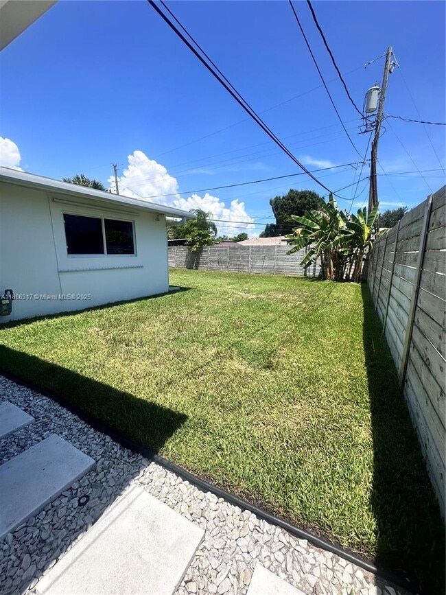 Building Photo - 407 Riverside Dr