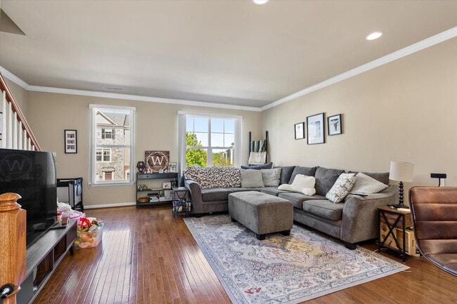 Building Photo - 3-Level Townhome in Woodstream!