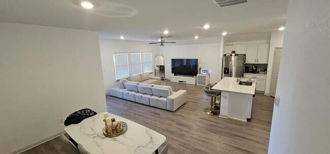 Building Photo - 223 Sweetwater Crk Ln