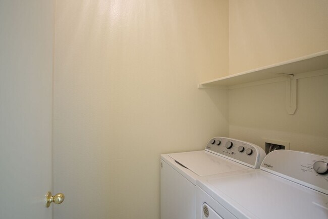 Building Photo - 3 Bedroom 2 bath!