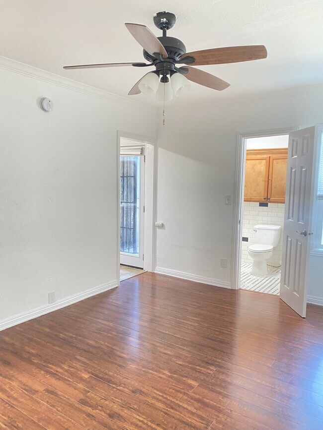 Building Photo - 564-592 N Kingsley Dr