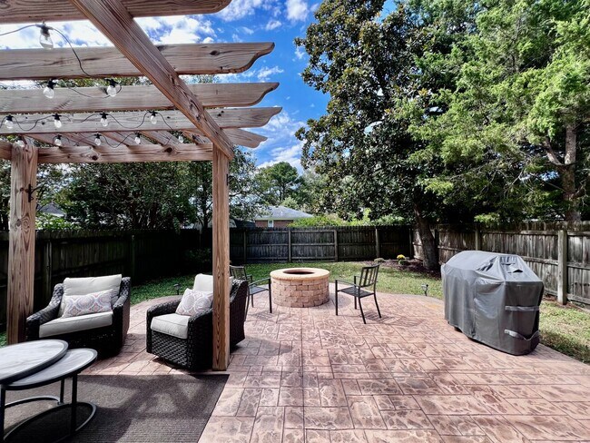 Building Photo - Charming Home Near Town Center VB with Lar...