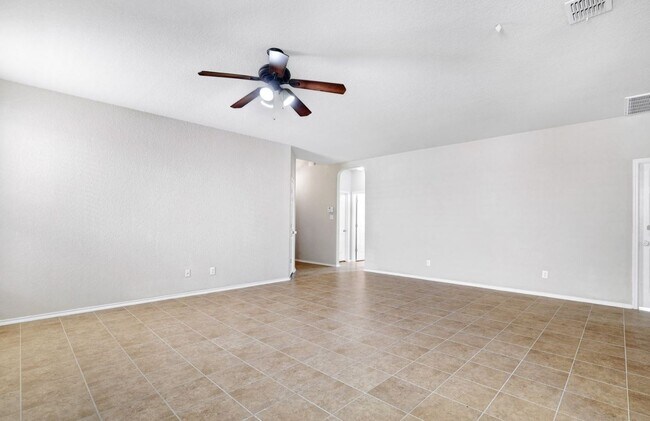 Building Photo - IMMACULATE Well-Maintained 3bd/2ba/2gar In Alamo Ranch!