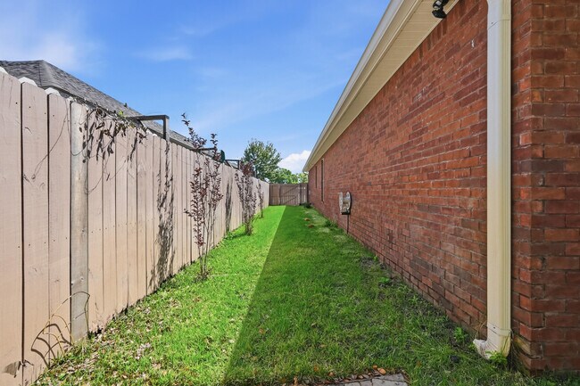 Building Photo - 2348 Cummings Dr