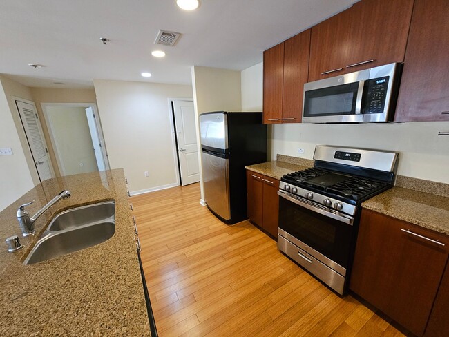 Building Photo - Downtown condo with roof top pool & concie...