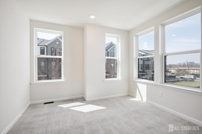 Building Photo - 628 Sadie Cir