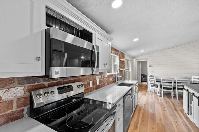 Building Photo - Ranch with 6 Acres!