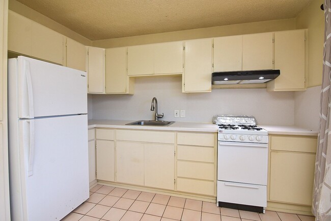 Building Photo - 2 Bed / 1 Bath Apartment in Salt Lake – Great Location!