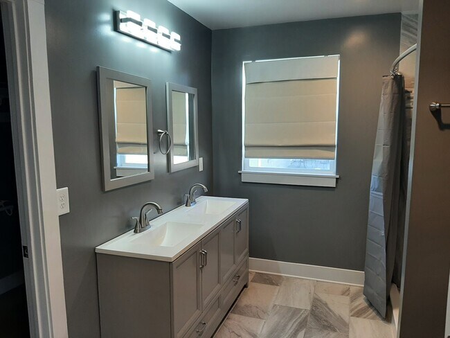 Building Photo - 234 Santa Monica Blvd