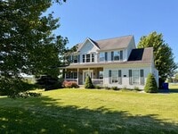 Building Photo - Large 5 Bedroom Home with Yard