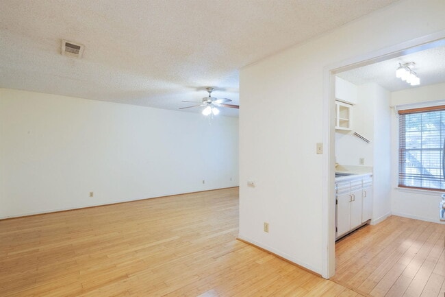 Building Photo - 1240 Barton Hills Dr