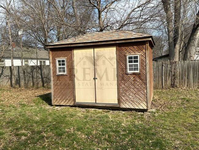 Building Photo - 304 E Monroe St Buckner MO 64016 - 4 bed/ ...