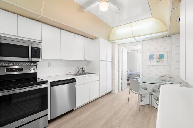 Building Photo - 5001 Collins Ave