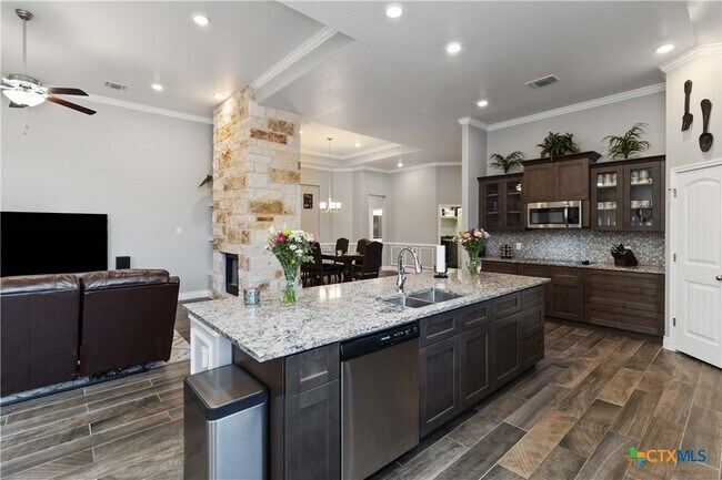 Building Photo - 8402 Ridge Crest Dr