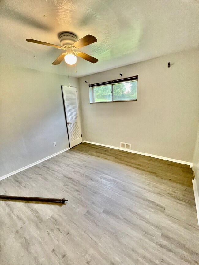 Building Photo - Bethel Park - 3 Bedroom Home - South Park Road - Pet Friendly!