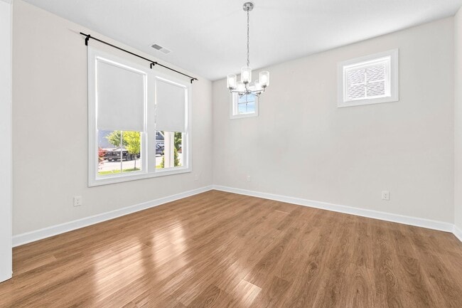 Building Photo - 5 bedroom 3.5 bath home in desired community