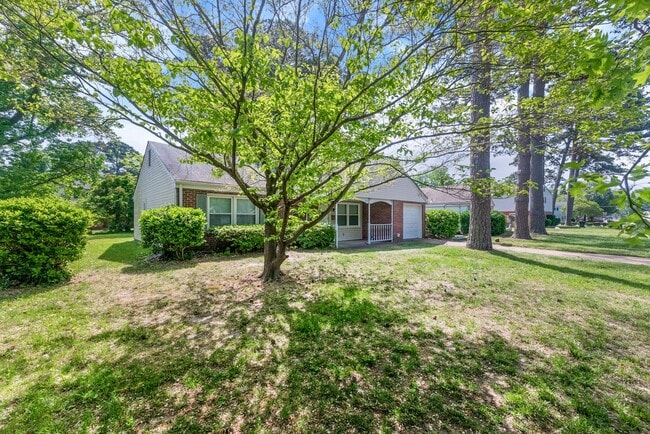 Building Photo - Move in Ready! Brick ranch home has 3 bedr...