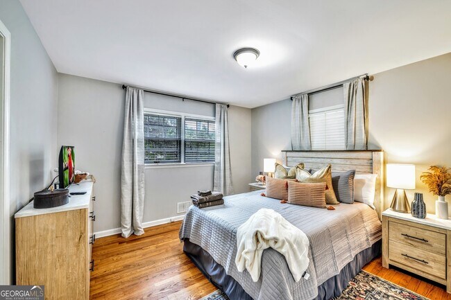 Building Photo - 801 Mockingbird Ln