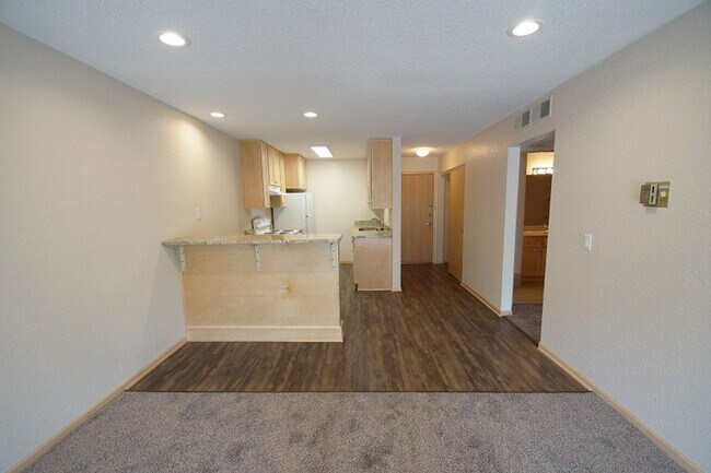 Building Photo - Pinto Suite