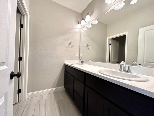 Building Photo - Beautiful Modern 3 Bedroom With Solar! - Apply Today!