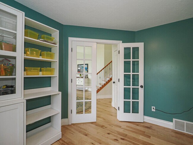 Building Photo - 4 Bedroom, 2.5 bathroom Bluffdale Home