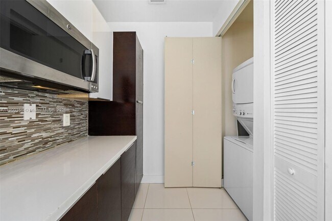 Building Photo - 6400 NW 105th Pl