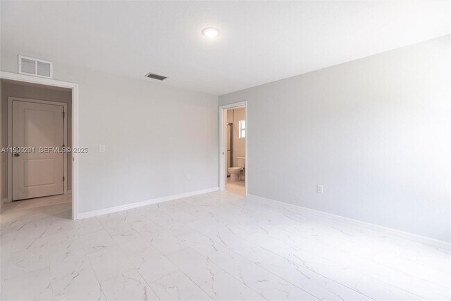 Building Photo - 2004 Rosa Ct