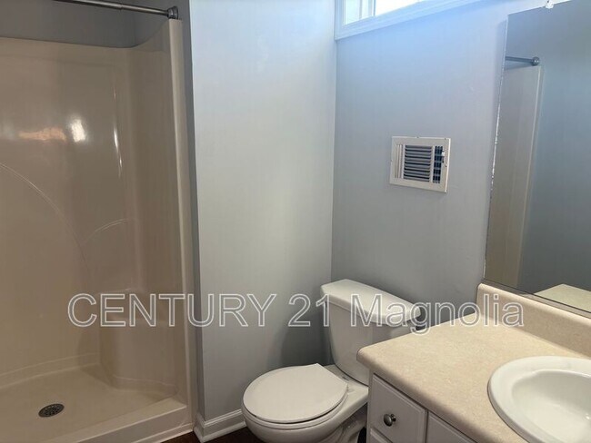 Building Photo - 2026 Lake Forest Dr