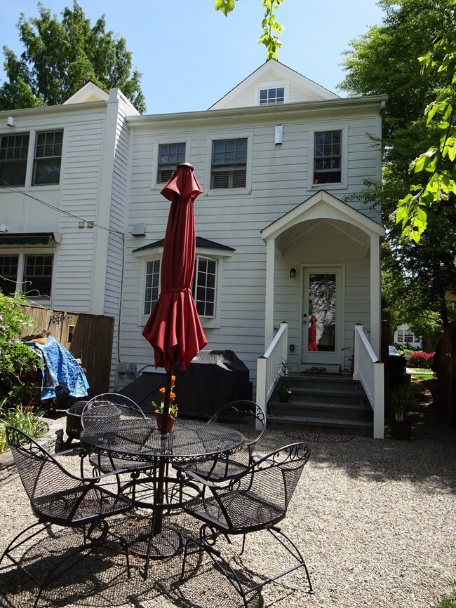 Building Photo - Beautiful Home with Fenced Yard in Rosemont!