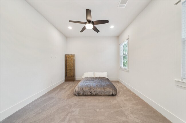 Building Photo - 620 E 26th St