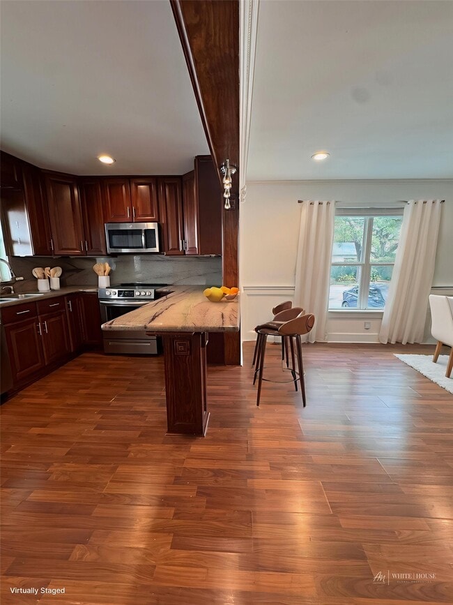 Building Photo - 1101 E 7th St