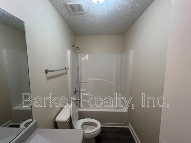 Building Photo - 1401 E Lenoir St