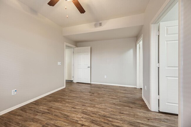 Building Photo - STUNNINGLY UPGRADED 2 Bedroom Condo In SPA...