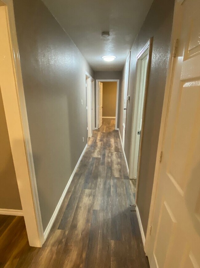 Building Photo - 3 Bedroom Home is Ennis!