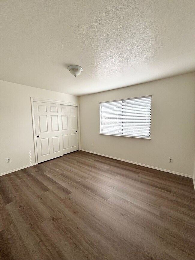 Building Photo - W807