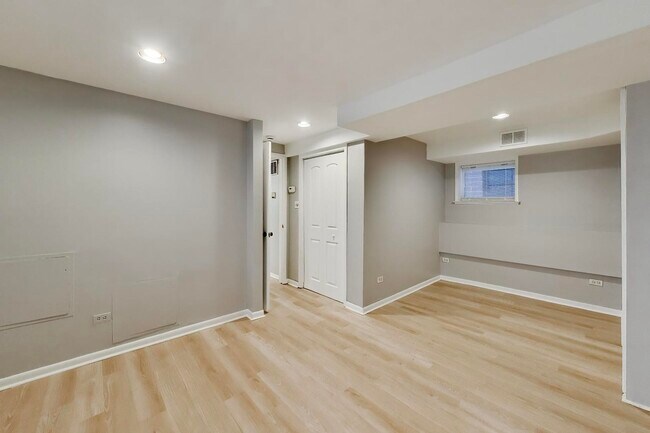 Building Photo - 1528 W Wellington Ave