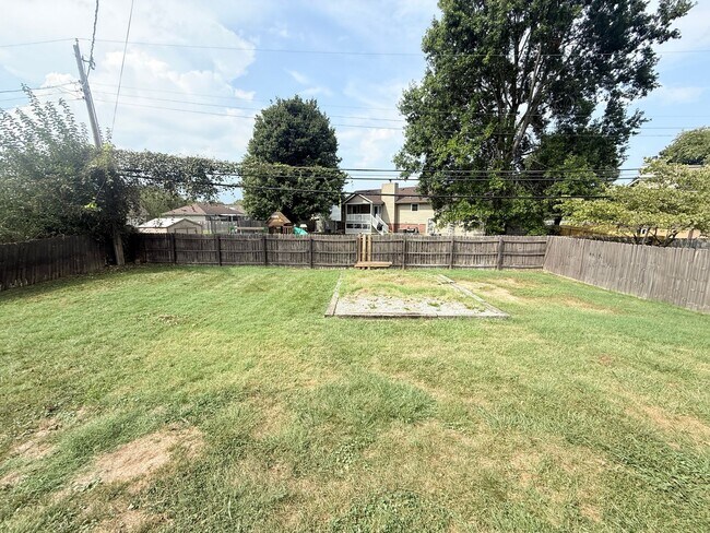 Building Photo - 667 Parkwood Dr