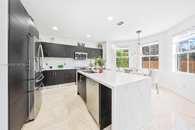 Building Photo - 6933 NW 104th Ct